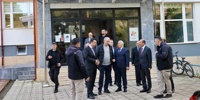 Trabzon Valisi Yıldırım'dan denizde boğulan öğrencilerin okuluna ziyaret