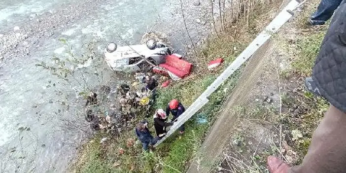 Trabzon'da otomobil dereye uçtu! Yaralılar var 