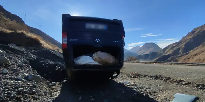 Erzurum-Artvin karayolunda trafik kazası! Araç takla attı