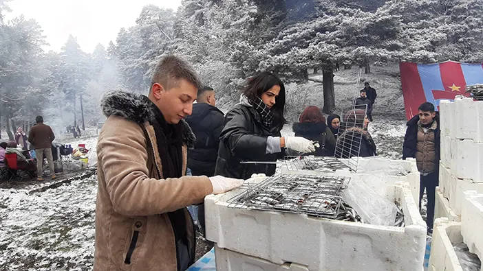 boluda-karlar-altinda-hamsi-festivali-2-ton-hamsi-tukettiler.webp