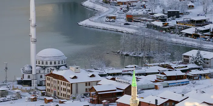 Gece boyu kar yağışı sürdü! Uzungöl beyaza büründü