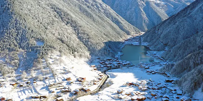 Gece boyu kar yağışı sürdü! Uzungöl beyaza büründü