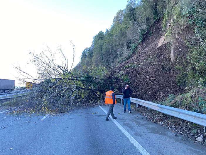 artvinde-heyelan-karadeniz-sahil-yolu-sarp-sinir-kapisi-istikameti-trafige-kapandi-003.webp