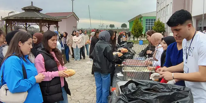 Giresun'da öğrenciler hamsiye doydu