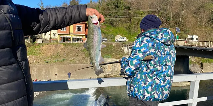 Balık kafesi yırtıldı! Oltasını kapan dereye koştu