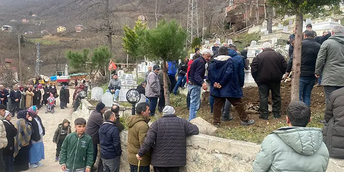 Gümüşhane'de acı kaza! Yol kenarında yürüyen kadına minibüs çarptı 