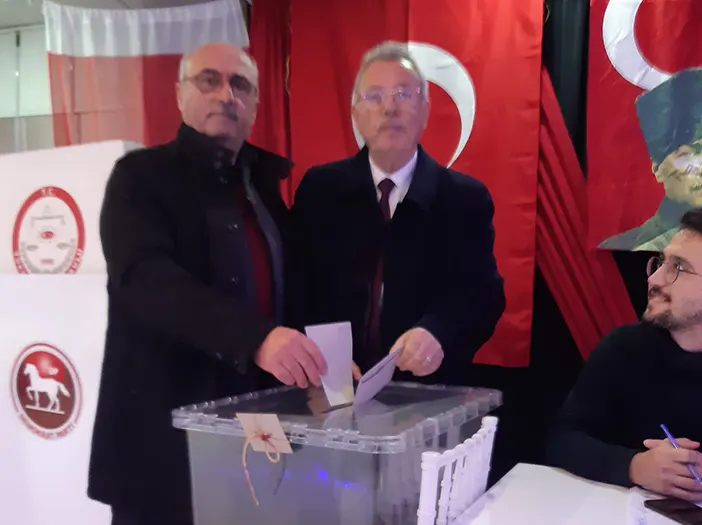 demokrat-parti-trabzonda-kongre-heyecani-ali-akar-yeniden-baskan-002.webp