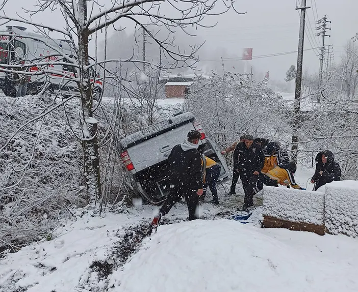 orduda-kar-yagisi-kaza-getirdi-kamyonet-bahceye-uctu.webp