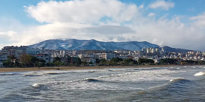 Samsun'da üç güzellik aynı karede! Kar, kumsal ve deniz