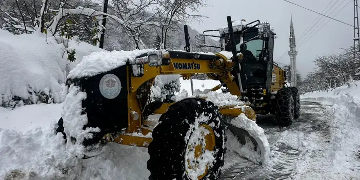 Trabzon'da karla mücadele çalışmaları sürüyor! Ekipler sahada