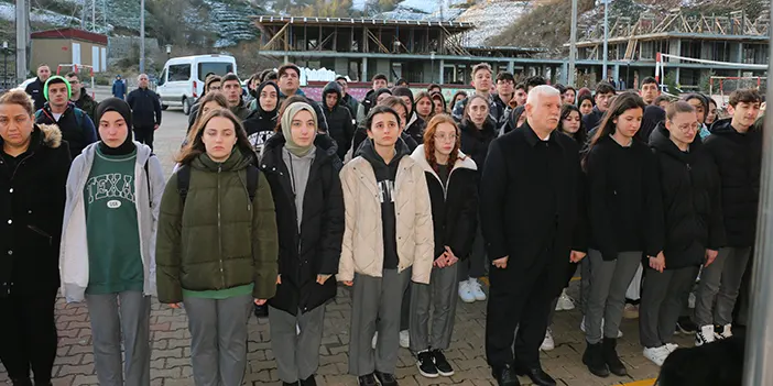 Trabzon'daki okullarda şehitler için saygı duruşu