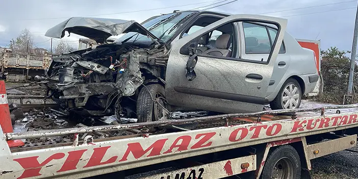 Samsun'da ağaca çarpan otomobilin sürücüsü yaralandı