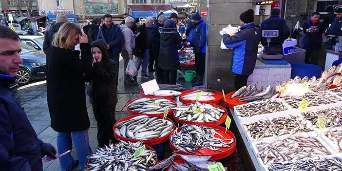 Av yasağı sona erdi! Hamsi Trabzon'daki tezgahlarda yerini aldı