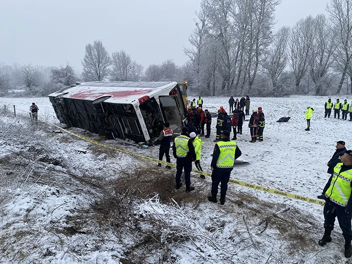 kastamonuda-yolcu-otobusu-tarlaya-uctu-6-olu-33-yarali.webp