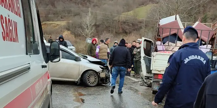 Bölgemizde korkutan kaza! Otomobil ve kamyonet çarpıştı! 4 kişi yaralandı