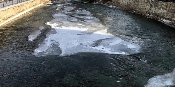 Türkiye’nin en hızlı akan nehri olan Çoruh buz tuttu