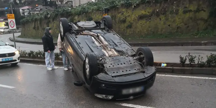 Trabzon’da trafik kazası! Kontrolü kaybetti yolda ters döndü