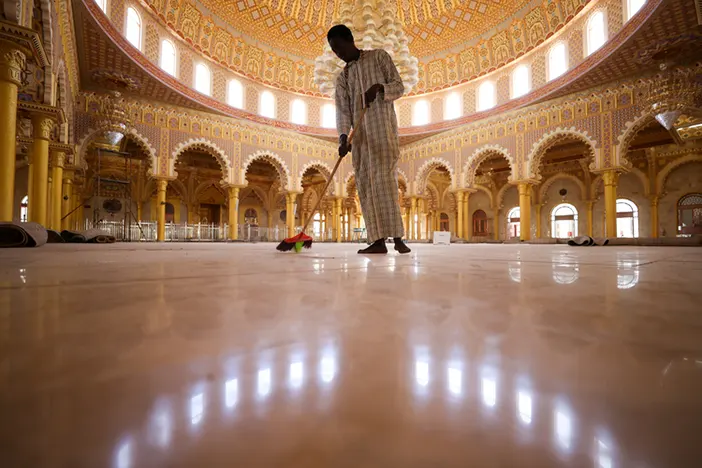 senegalde-ramazan-hazirliklari-massalikoul-jinaan-camisi-binlerce-ziyaretciyi-agirlamaya-hazir-001.webp