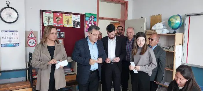 ak-parti-trabzon-buyuksehir-belediye-baskan-adayi-ahmet-metin-genc-oyunu-kullandi.webp