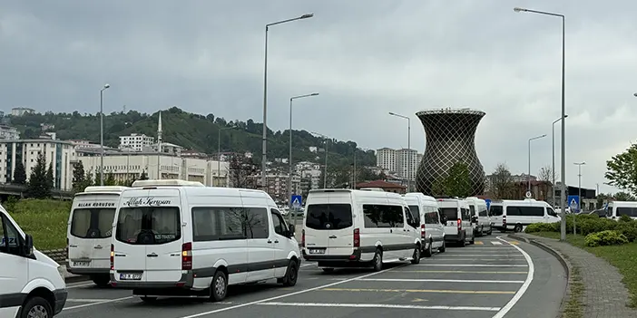 Rize-Trabzon güzergahındaki minibüsçülerden kontak kapatma eylemi