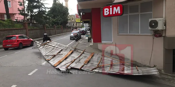 Trabzon'u fırtına vurdu! Hastanenin çatısı uçtu