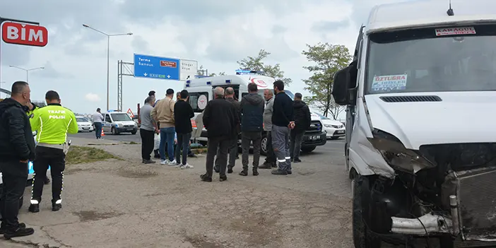 Ordu'da facianın eşiğinden dönüldü! İşçileri taşıyan minibüs kaza yaptı:10 yaralı