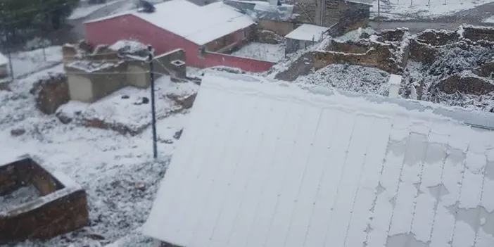 Bayburt'un yüksek tepelerine kar yağdı! 