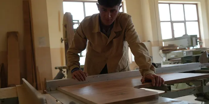 Bayburt'ta öğrenciler atık malzemelerden eşya üretiyor