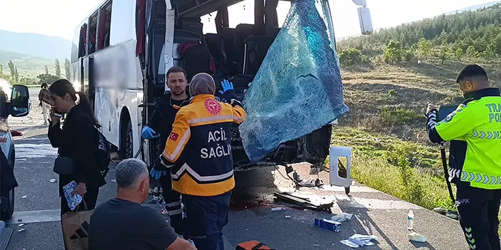 Afyonkarahisar'da yolcu otobüsü kamyonetle çarpıştı! Çok sayıda yaralı var
