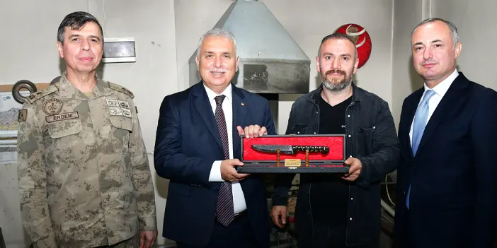 Trabzon Valisi Aziz Yıldırım dövme bıçak yaptı! 