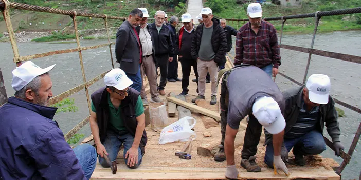 Giresun'da Harşit Çayının ayırdığı köyleri asma ahşap köprü birleştiriyor