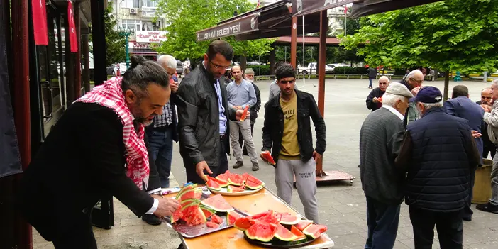 Artvin'de karpuz dağıtarak İsrail'i protesto etti