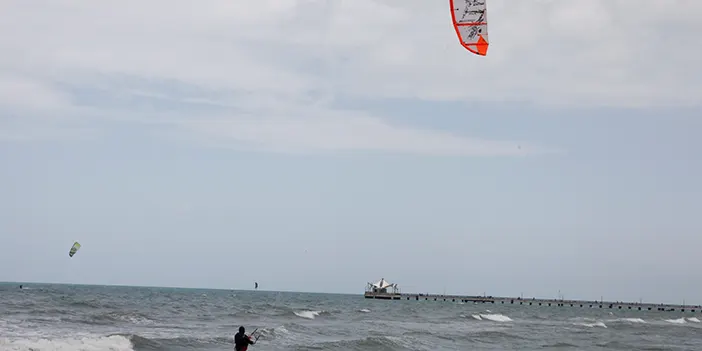 Samsun'da sahilde rüzgarı heyecanla birleştiriyorlar