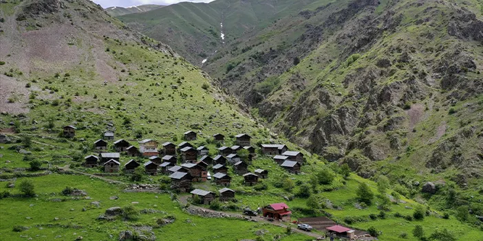 Erzurum-Rize sınırındaki zirveler doğaseverleri bekliyor