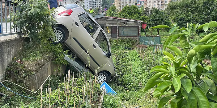 Rize'de bariyerleri aşarak bahçe ile kaldırım arasında asılı kaldı