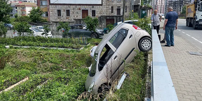 Rize'de bariyerleri aşarak bahçe ile kaldırım arasında asılı kaldı