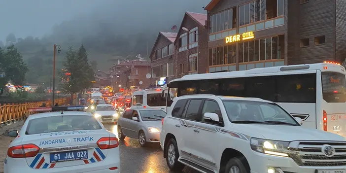 Uzungöl'de bayram yoğunluğu: Kilometrelerce araç kuyruğu oluştu