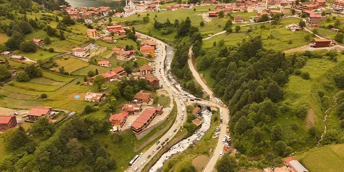 Uzungöl'de bayram yoğunluğu: Kilometrelerce araç kuyruğu oluştu