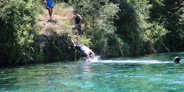 Bolu'da serinlemek uğruna tehlikeli suda böyle yüzdüler 