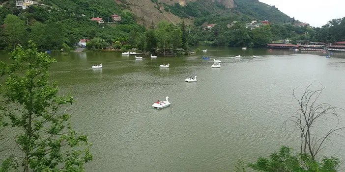 Trabzon'da deniz bisikleti yoğunluğu! Sera gölü eşsiz manzarasıyla dikkat çekti 