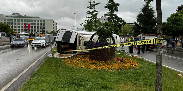 Ordu'da minibüs refüje çarparak yan yattı! 1 ölü, 4 yaralı