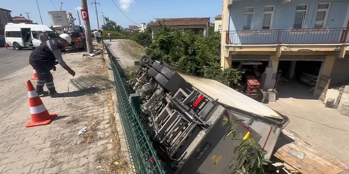 Samsun'da feci kaza! Kamyon, yolcu minibüsüne çarparak evin bahçesine uçtu: 1’i ağır 11 yaralı