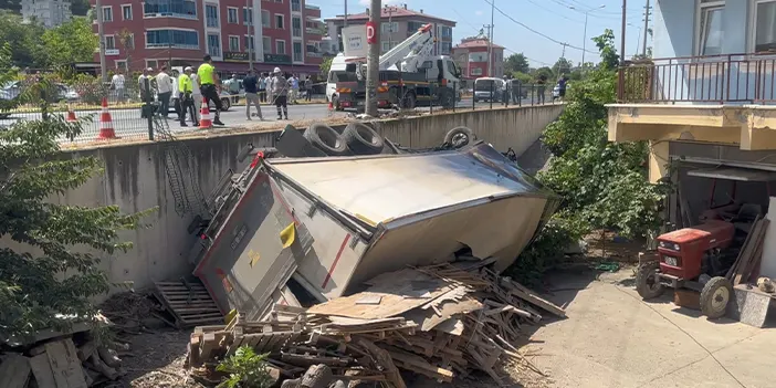 Samsun'da feci kaza! Kamyon, yolcu minibüsüne çarparak evin bahçesine uçtu: 1’i ağır 11 yaralı