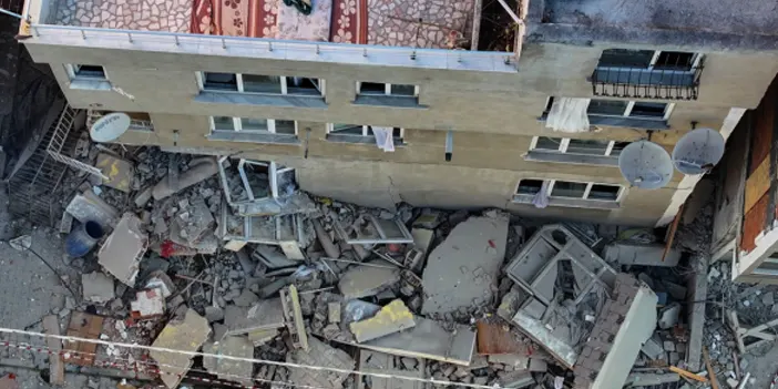 İstanbul'da 7 katlı bina çöktü! Çevre evler boşaltıldı