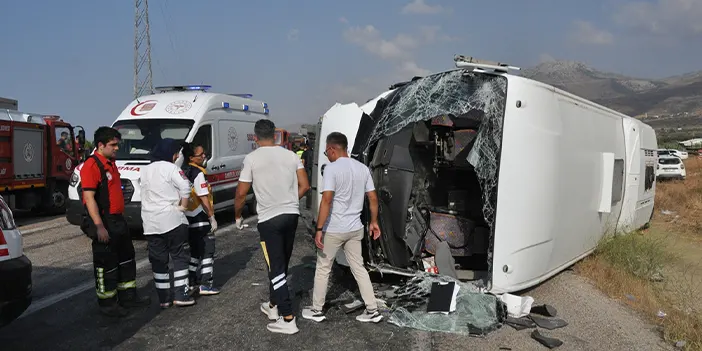 Mersin'de korkunç kaza! 2 servis aracı ve otomobilin karıştığı kazada ölü ve yaralılar var 