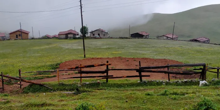 Trabzon Büyükşehir Belediyesi kaçak ev temellerinin kapatılmasına destek verdi