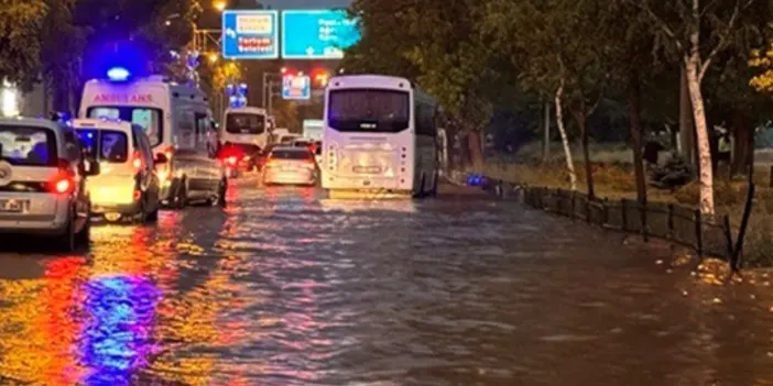 Erzurum'da şiddetli yağış etkili oldu! Yollar göle döndü 