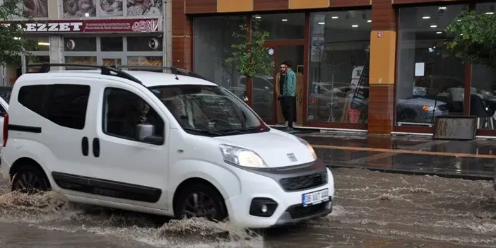 Kars'ta şiddetli yağış olumsuz etkiledi! Caddeler göle döndü 