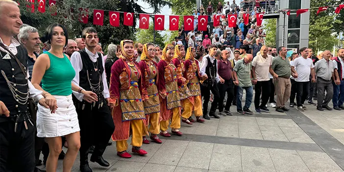 Trabzon'da Akçaabat Müzik ve Halk Oyunları Festivali kapsamında kortej yürüyüşü! 