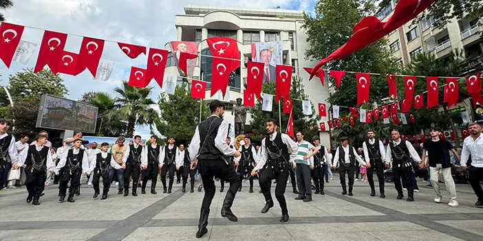 Trabzon'da Akçaabat Müzik ve Halk Oyunları Festivali kapsamında kortej yürüyüşü! 